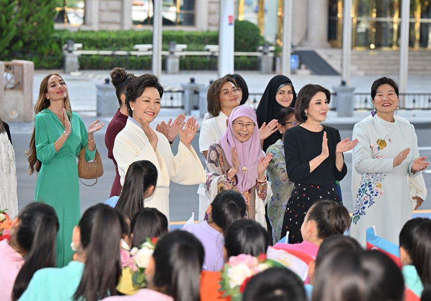 Си Цзиньпинн?? ж?байы Пэн Лиюань шетелд?к к?шбасшыларды? ханымдарымен б?рге Тяньцзиньн?? Хайхэ жа?алауына барды